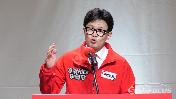 국민의힘 한동훈 중앙총괄선거대책위원장이 지난 19일 오전 서울 여의도 국회의원회관에서 열린 제22대 국회의원선거 국민의힘 중앙선대위 발대식 및 공천자대회에서 총선 결의를 다지며 인사말을 하고 있다. 사진 / 김경민 기자