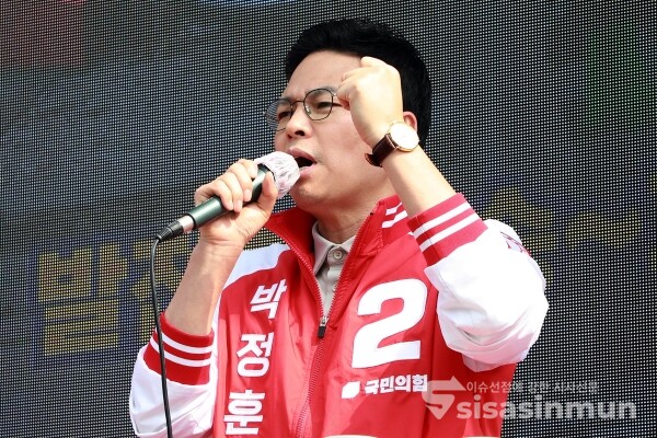4일 송파구갑 박정훈 후보가 지지를 호소하고 있다. [사진 /오훈 기자]
