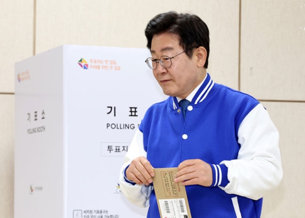 이재명 더불어민주당 대표가 제22대 국회의원선거 사전투표일인 5일 오전 대전 중구 대전평생교육진흥원에 마련된 사전투표소에서 투표를 하고 있다. (뉴시스-공동취재)