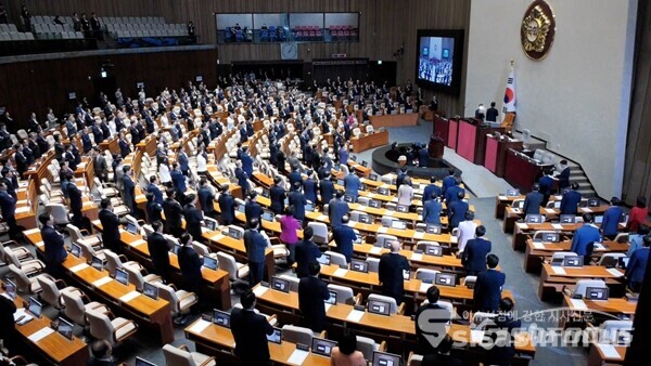 국회 본회의장에서 지난해 9월 1일 여야 국회의원들이 참석한 가운데 제410회 정기국회 개회식이 진행되고 있다. 사진 / 이훈 기자