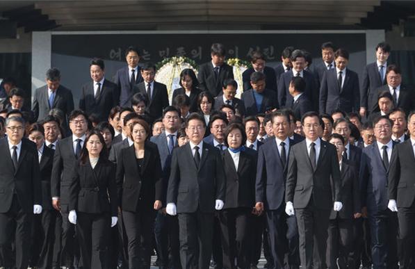 더불어민주당 이재명 대표와 당선인들이 비례위성정당인 더불어민주연합 비례대표 당선인들과 함께 12일 국립서울현충원 참배를 마친 뒤 이동하고 있다. 사진 / ⓒ뉴시스