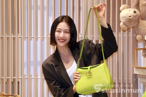 12일 모델 겸 방송인 이현이가 포즈를 취하고 있다. [사진 / 오훈 기자]