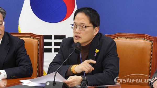 더불어민주당 박주민 원내수석부대표가 과거 국회에서 열린 원내대책회의에서 발언하고 있는 모습. 사진 / 김경민 기자