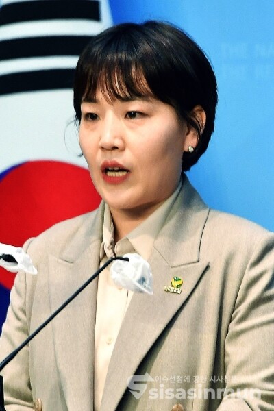 16일 김민정 녹색정의당 대변인이 브리핑을 하고 있다.