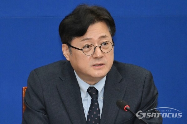홍익표 원내대표가 과거 국회에서 열린 당 지도부 회의에서 발언을 하고 있는 모습. 사진 / 오 훈 기자