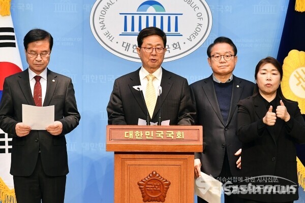 국회 농해수위 소속 국민의힘 이달곤, 최춘식, 안병길 의원이 1일 국회 소통관에서 기자회견을 하고 있다. 사진 / 오훈 기자