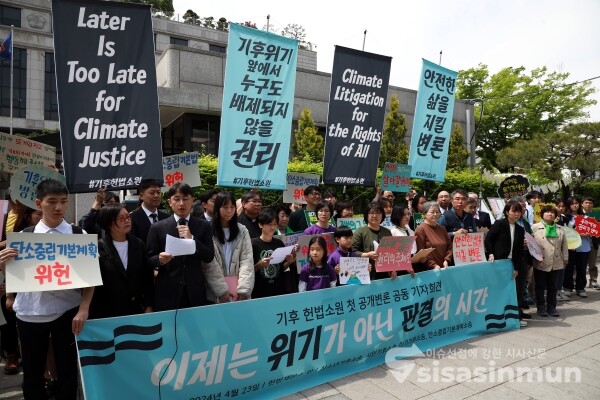 23일 청소년기후행동, 시민기후행동, 아기기후행동, 탄소중립기본계획소송 관계자들이 기자회견을 하고 있다. [사진 / 오훈 기자]