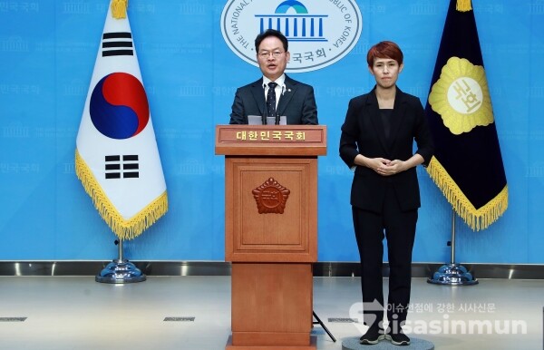 26일 허영 의원이 기자회견을 하고 있다.(2) [사진 /오훈 기자]