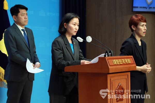 26일 조국혁신당 김준형 당선인과 이해민 당선인이 기자회견을 하고 있다. [사진 /오훈 기자]