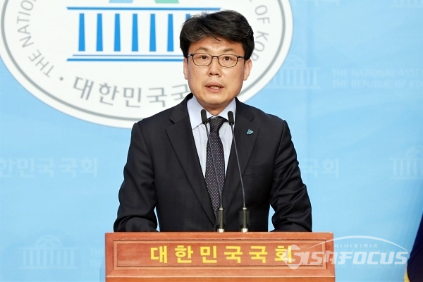 진성준 더불어민주당 정책위의장이 과거 국회에서 브리핑을 하고 있는 모습. [사진 /오훈 기자]