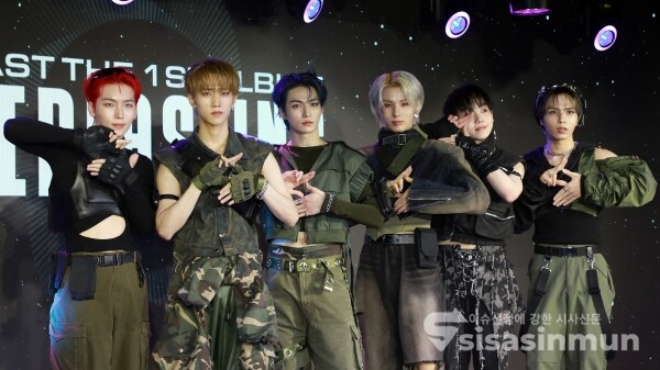 2일 보이그룹 엘라스트가 포토타임을 갖고 있다. [사진 / 오훈 기자]