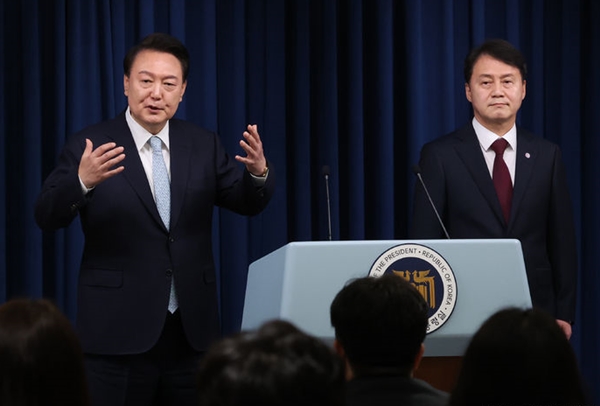 윤석열 대통령이 7일 서울 용산 대통령실 청사에서 민정수석에 김주현(오른쪽) 전 법무부 차관을 임명 발표하고 있다. ⓒ뉴시스