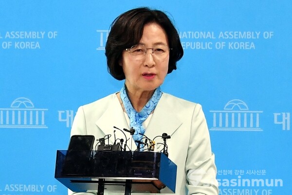 8일 추미애 더불어민주당 당선인이 취재진 질의에 답하고 있다.