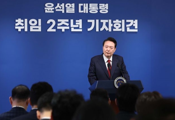 윤석열 대통령이 9일 서울 용산 대통령실 청사에서 열린 취임 2주년 기자회견에서 출입기자들의 질문에 답변하고 있다. ⓒ뉴시스