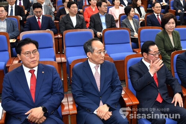 9일 송석준 의원, 추경호 의원, 이종배 의원이 원내대표 선출 당선자총회에 참석했다. [사진 / 오훈 기자]