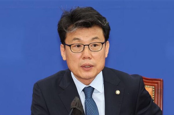 진성준 더불어민주당 정책위의장이 10일 오전 서울 여의도 국회에서 정책현안 관련 기자간담회를 하고 있다. 사진 / ⓒ뉴시스