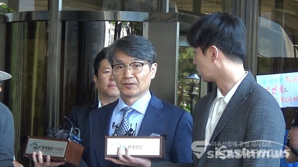 최재영 목사가 13일 오전 서울 서초구 서울중앙지방검찰청에서 '김건희 여사 명품 가방 수수 의혹'과 관련 피의자 신분 조사를 받기 위해 검찰로 들어서며 취재진의 질문에 답변하고 있다. 사진 / 오 훈 기자