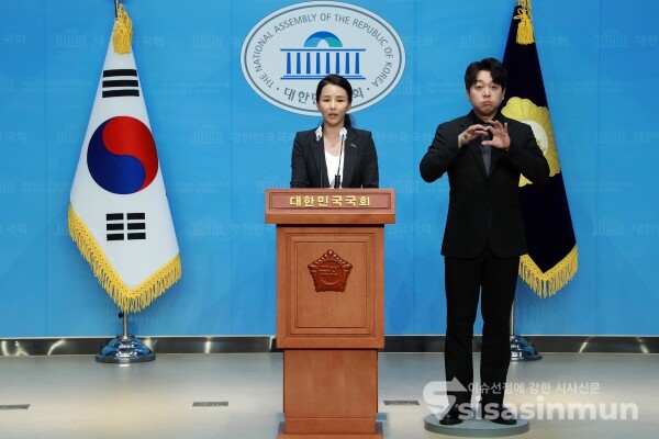 14일 강미정 대변인이 브리핑을 하고 있다. [사진 /오훈 기자]