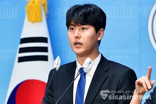 14일 최민석 더불어민주당 대변인이 브리핑을 하고 있다. [사진 /오훈 기자]