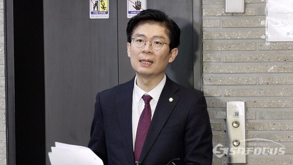 국민의힘 조정훈 의원이 과거 서울 여의도 국민의힘 중앙당사에서 취재진의 질문에 답하고 있는 모습. 사진 / 이 훈 기자