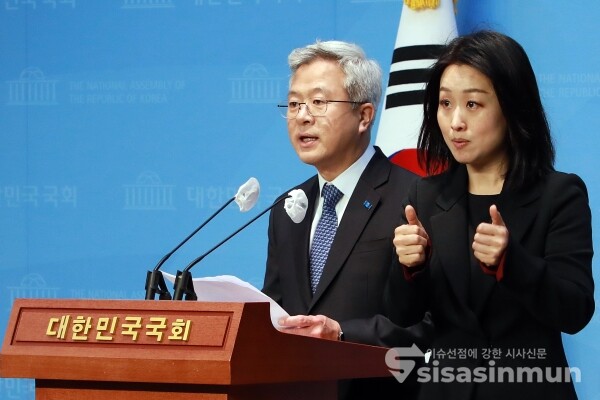 17일 김보협 대변인이 논평을 하고 있다. [사진 /오훈 기자]