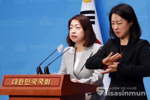 17일 황정아 대변인이 브리핑을 하고 있다. [사진 /오훈 기자]