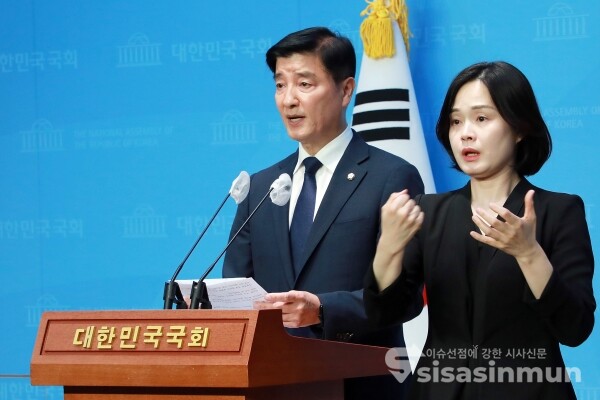 20일 이해식 수석대변인이 브리핑을 하고 있다. [사진 /오훈 기자]