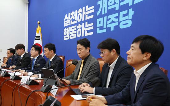 더불어민주당이 21일 서울 여의도 국회 본청에서 민주당 검찰개혁 TF 1차 회의를 열고 있다. 사진 / ⓒ뉴시스