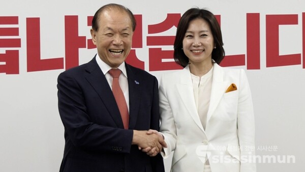 황우여 국민의힘 비상대책위원장이 21일 서울 여의도 국민의힘 당사에서 허은아 개혁신당 대표와 악수하고 있다. 사진 / 이훈 기자