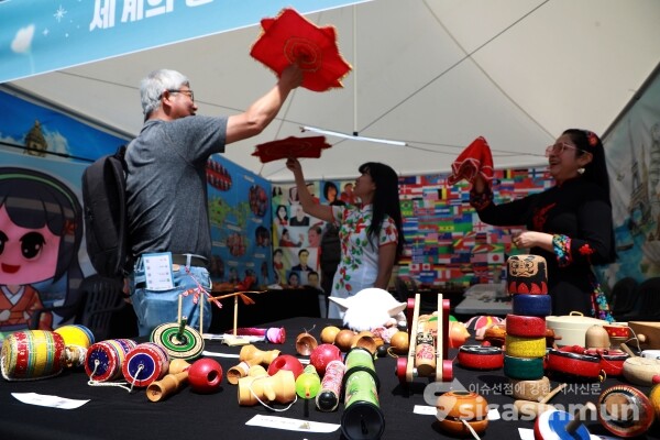 21일 시민들이 광화문 광장에서 세계의 놀이, 의상, 차, 전통악기, 공예 등 각국 문화 체험을 하고 있다. [사진 /오훈 기자]