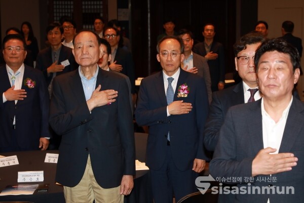 22일 추경호 원내대표가 국민의례를 하고 있다. [사진 / 오훈 기자]