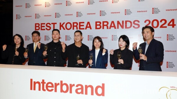 23일 김윤주 LG이노텍 전문위원(사진 왼쪽부터), 박진영 국민은행 상무, 심준용 네이버 VP, 문지훈 인터브랜드 대표, 정수진 LG전자 상무, 장석현 CJ올리브영 경영리더, 곽대윤 쿠팡 부장이 기념촬영을 하고 있다. [사진 / 오훈 기자]