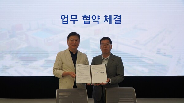 김재열 삼성전자 DS부문 전기기술팀 부사장(왼쪽)과 한병준 한국전력공사 송변전운영처장이 기념촬영을 하고 있다. ⓒ한국전력