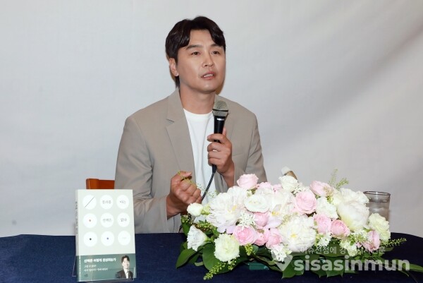 27일 전 축구선수 이동국이 취재진 질의에 답하고 있다. [사진 / 오훈 기자]