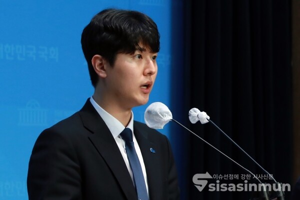 28일 최민석 더불어민주당 대변인이 브리핑을 하고 있다. [사진 /오훈 기자]