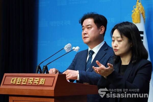 28일 윤종군 원내대변인이 기자회견을 하고 있다. [사진 /오훈 기자]