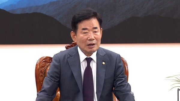 김진표 국회의장이 지난 24일 서울 여의도 국회의장실에서 자신의 방에 방문한 의원들과 대화를 나누고 있다. 사진 / 김경민 기자