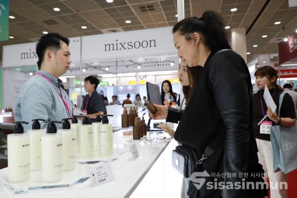 29일 '제38회 서울국제화장품·미용산업박람회(코스모뷰티서울)'에서 관람객들이 전시부스를 살펴보고 있다. [사진 / 오훈 기자]