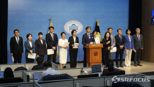 조국 대표를 포함한 조국혁신당 12명의 의원들이 22대 국회 개원일인 30일 서울 여의도 국회소통관에서 기자회견을 열고 있다. 사진 / 김경민 기자