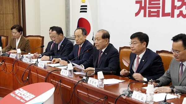 국민의힘 황우여 비상대책위원장과 추경호 원내대표 및 관계자들이 20일 오전 서울 여의도 국회에서 비상대책위원회의를 하고 있다. 사진 / 이 훈 기자