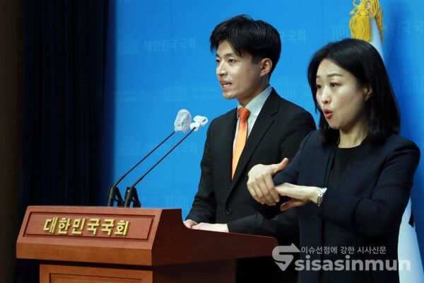 3일 정국진 부대변인이 브리핑을 하고 있다. [사진 /오훈 기자]