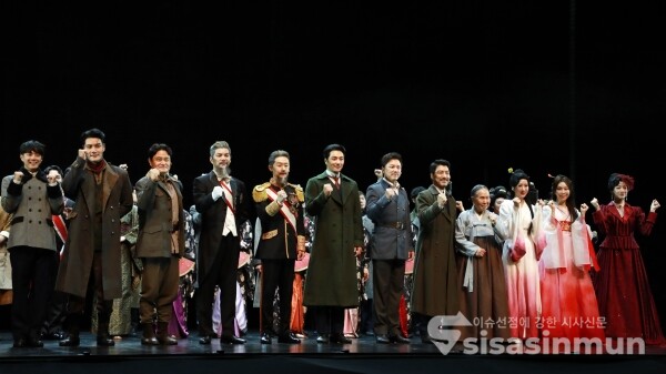 4일 뮤지컬 '영웅' 출연진들이 포토타임을 갖고 있다. [사진 / 오훈 기자]