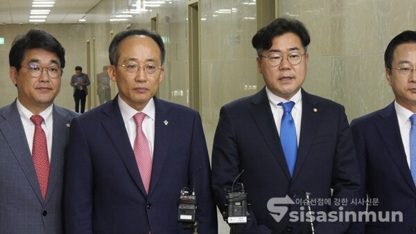 (좌측부터) 국민의힘 배준영 원내수석부대표, 국민의힘 추경호 원내대표, 더불어민주당 박찬대 원내대표, 박성준 민주당 원내수석부대표가 5일 오전 양당 원내대표 회동을 가진 뒤 백브리핑을 하고 있다. 사진 / 김경민 기자