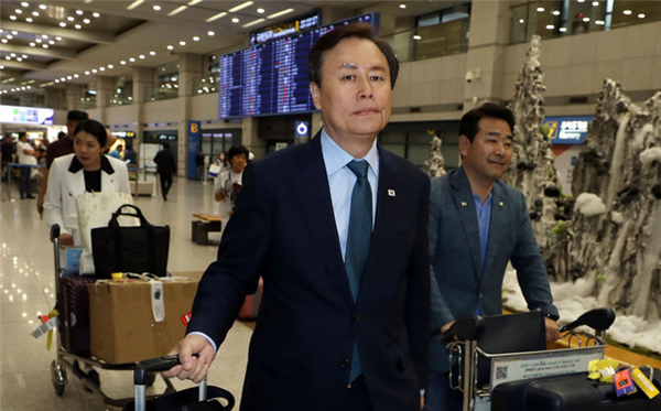 문재인 정부 당시 문화체육관광부 장관을 역임한 바 있는 도종환 전더불어민주당 의원이 과거 인천국제공항에서 귀국하고 있는 모습. ⓒ뉴시스