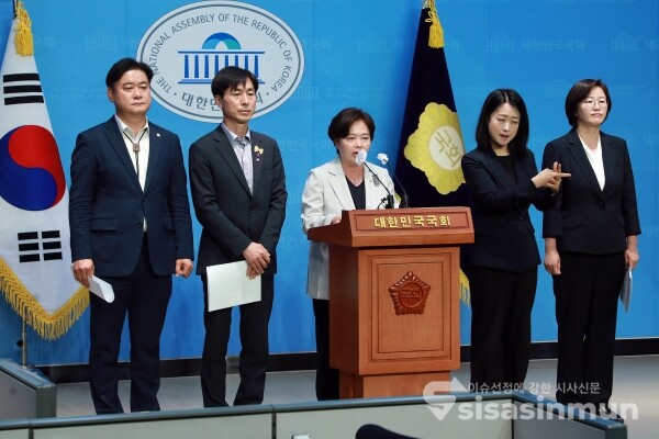 7일 윤종군 의원(더불어민주당), 정춘생 의원(조국혁신당), 정혜경 의원(진보당), 한창민 의원(사회민주당)이 기자회견을 하고 있다. [사진 /오훈 기자]