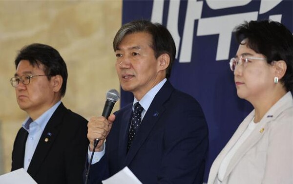 조국 조국혁신당 대표가 10일 서울 여의도 국회 로텐더홀에서 열린 최고위원회의에서 발언하고 있다. ⓒ뉴시스