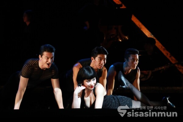11일 벨마 켈리 역의 정선아와 앙상블이 열연하고 있다. [사진 / 오훈 기자]
