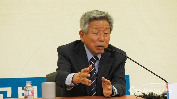 더불어민주당 원로인 유인태 전 국회 사무총장이 과거 서울 여의도 국회 의원회관에서 열린 강연회에서 발표를 하고 있는 모습. 사진 / 김경민 기자