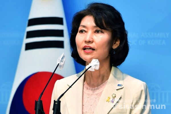 13일 강경숙 의원이 기자회견을 하고 있다. [사진 /오훈 기자]