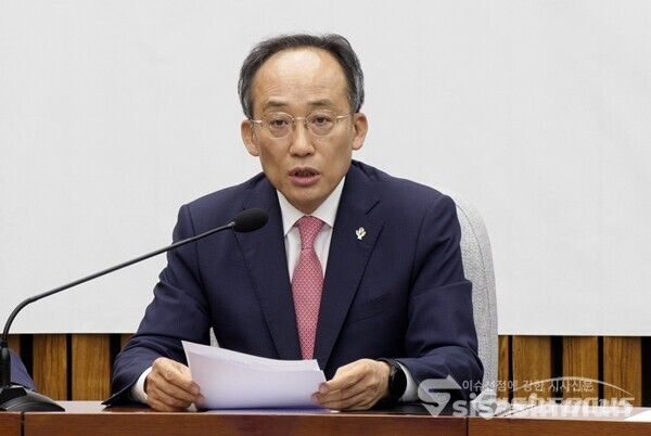 추경호 국민의힘 원내대표가 7일 국회에서 열린 원내대책회의에서 영일만 석유 매장 가능성에 의혹을 제기하고 있는 민주당 태도를 강하게 비판하고 있다. 사진 / 이훈 기자